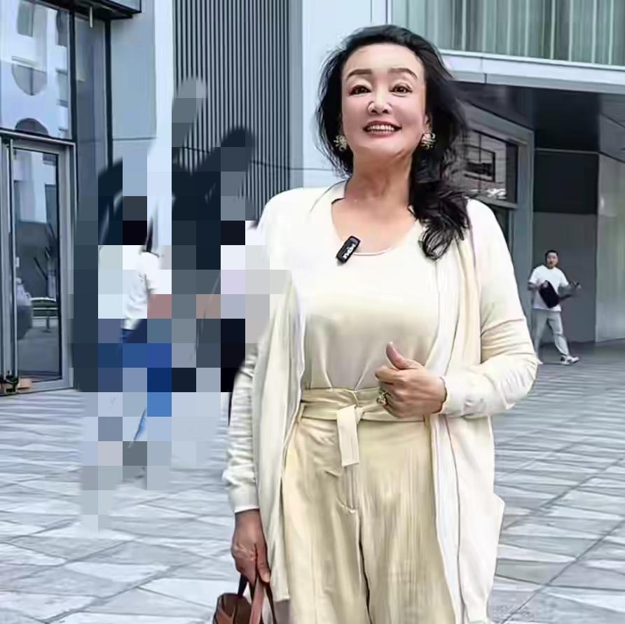 全网看哭！67岁张兰这辈子最戳心的两道伤疤，全都来自最亲的人。两次被至亲狠狠刺痛