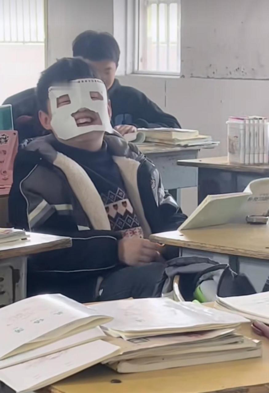 想起上学的时候老师拿着试卷问我同桌，送分题为啥空着？同桌反问老师，您不是说送分题