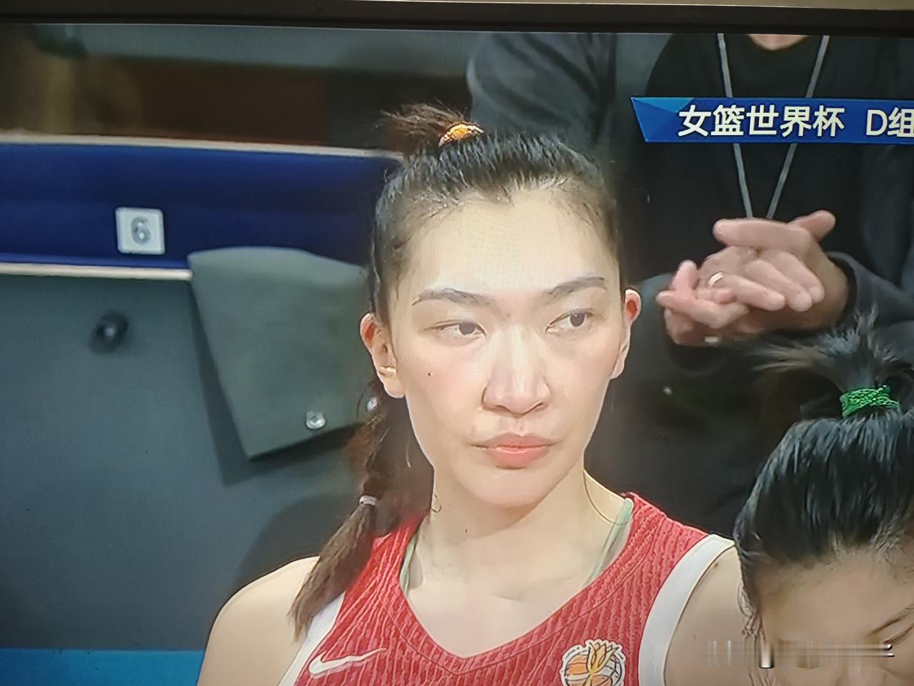 看到李缘这次的蛮干3分投篮被封盖，场下的韩旭一脸不悦，也难以理解。

此球的后遗
