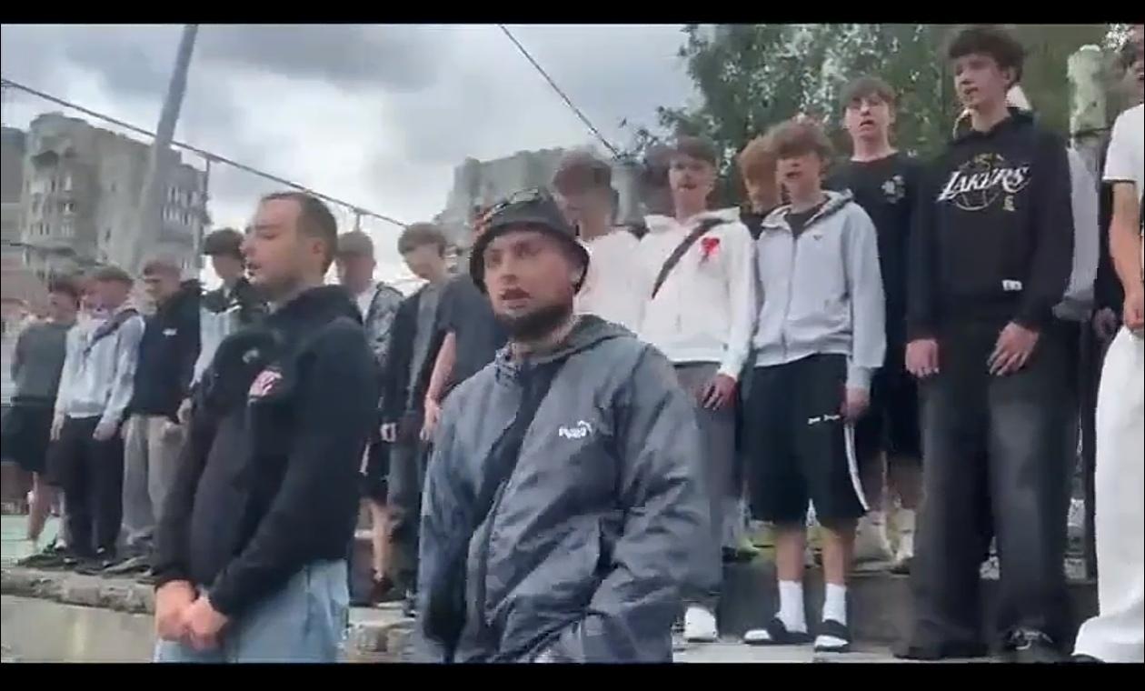 昨天在利沃夫街头与强制征兵的征兵中心工作人员发生冲突、并动手殴打、掀翻其车辆的这