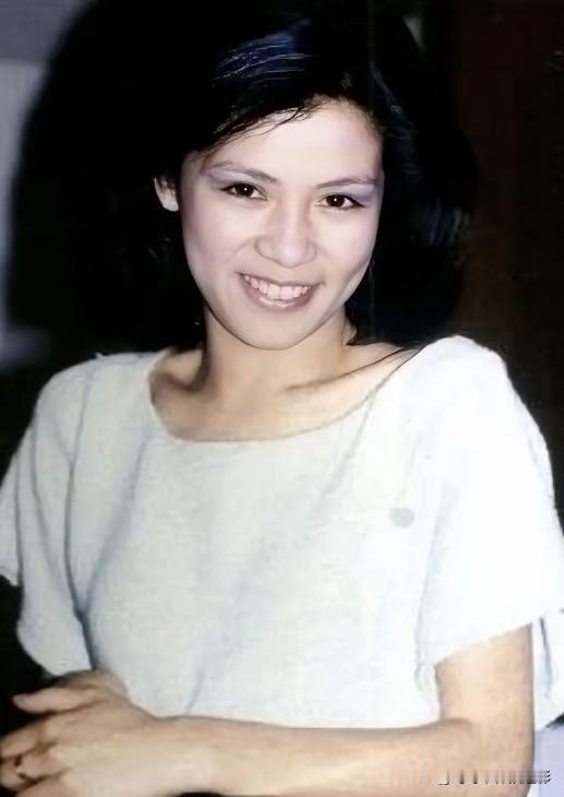 🧡永远的翁美玲👇
时光流转，
她的一颦一笑，
依旧美丽动人。

一组珍贵旧照