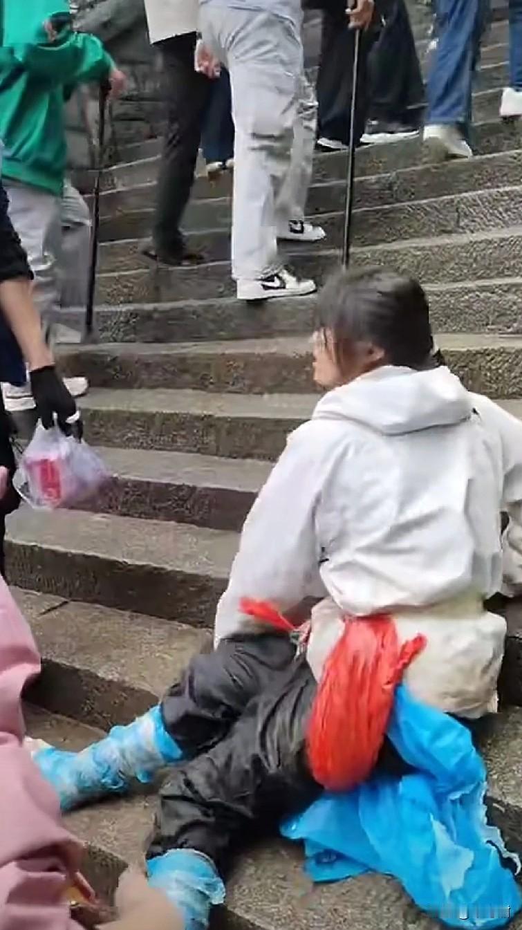 前有盲人女子带狗登泰山，现又有残疾人“爬”泰山，我知道这种毅力不是常人所有的，我