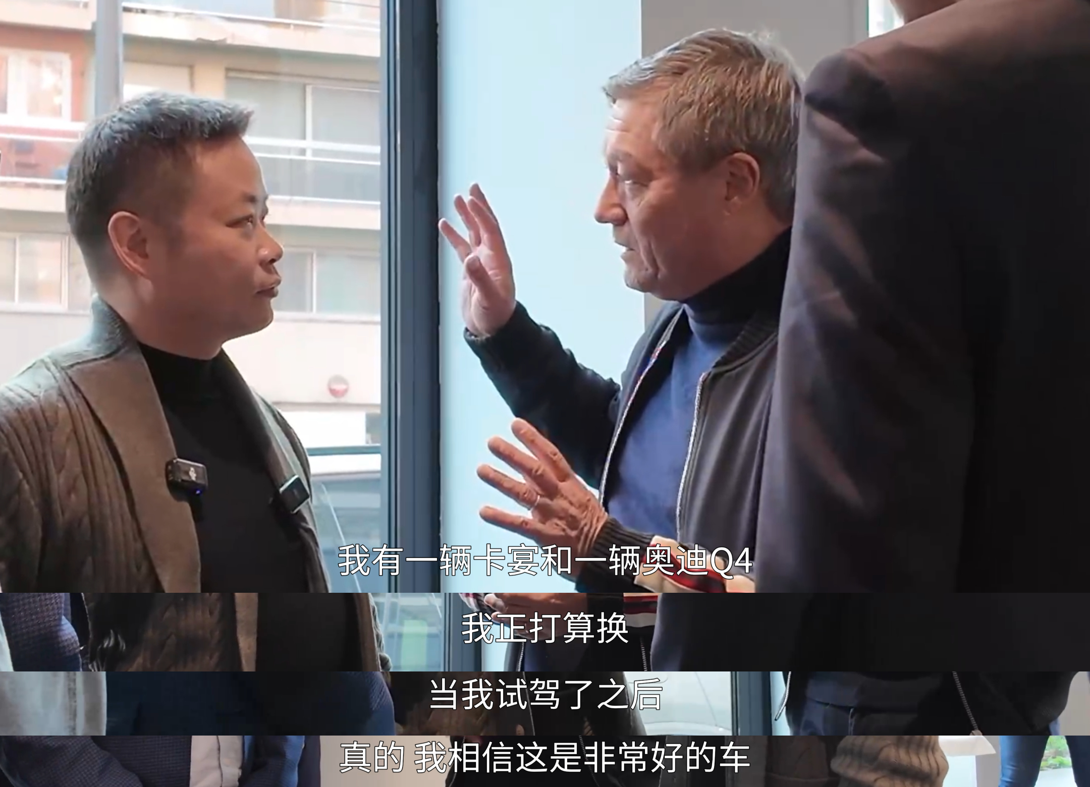 #何小鹏给法国卡宴车主交G9#  小鹏在巴黎的首店开业了，大师兄给首位G9车主交
