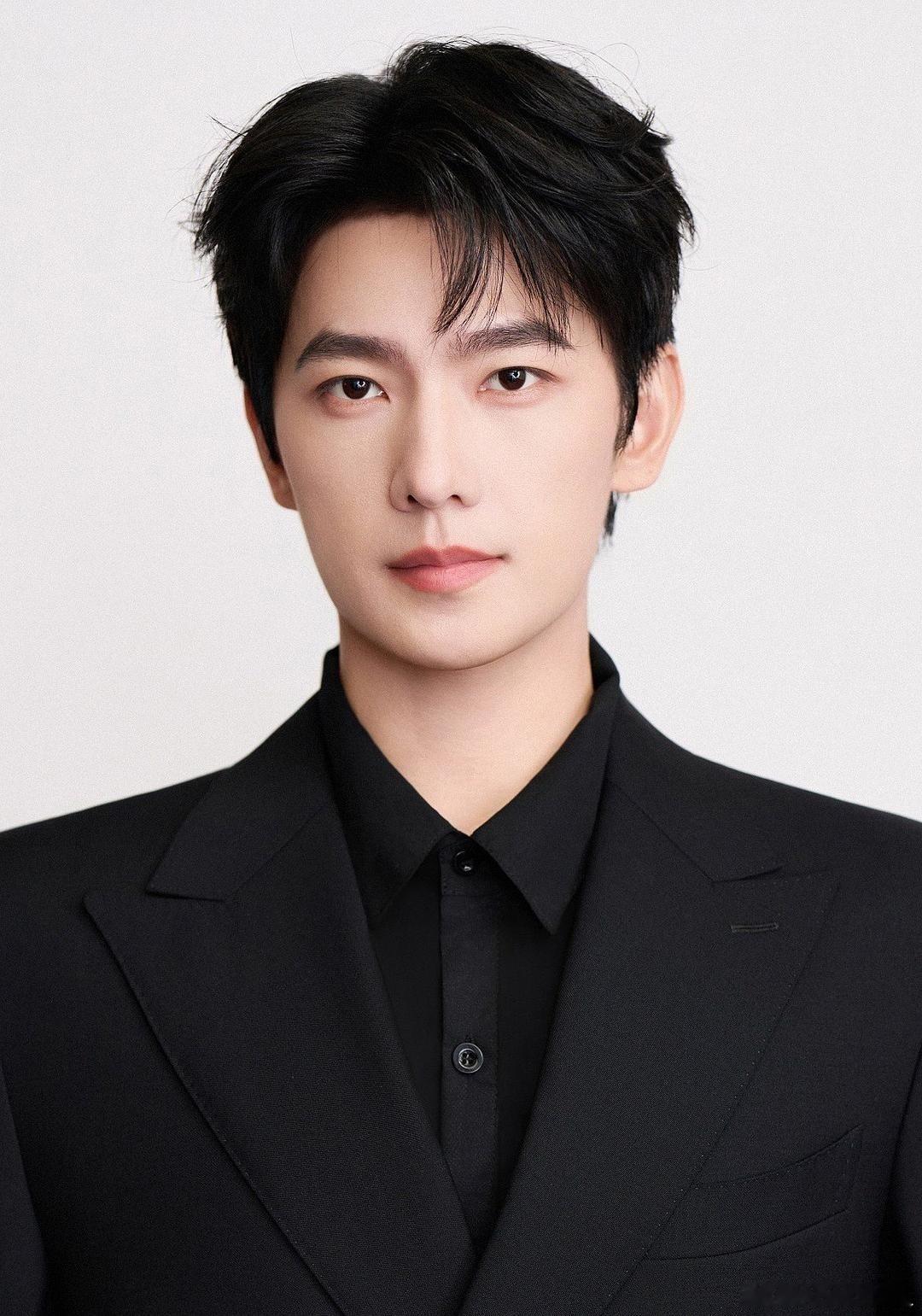 新的公式照也太帅了吧好正一男的 