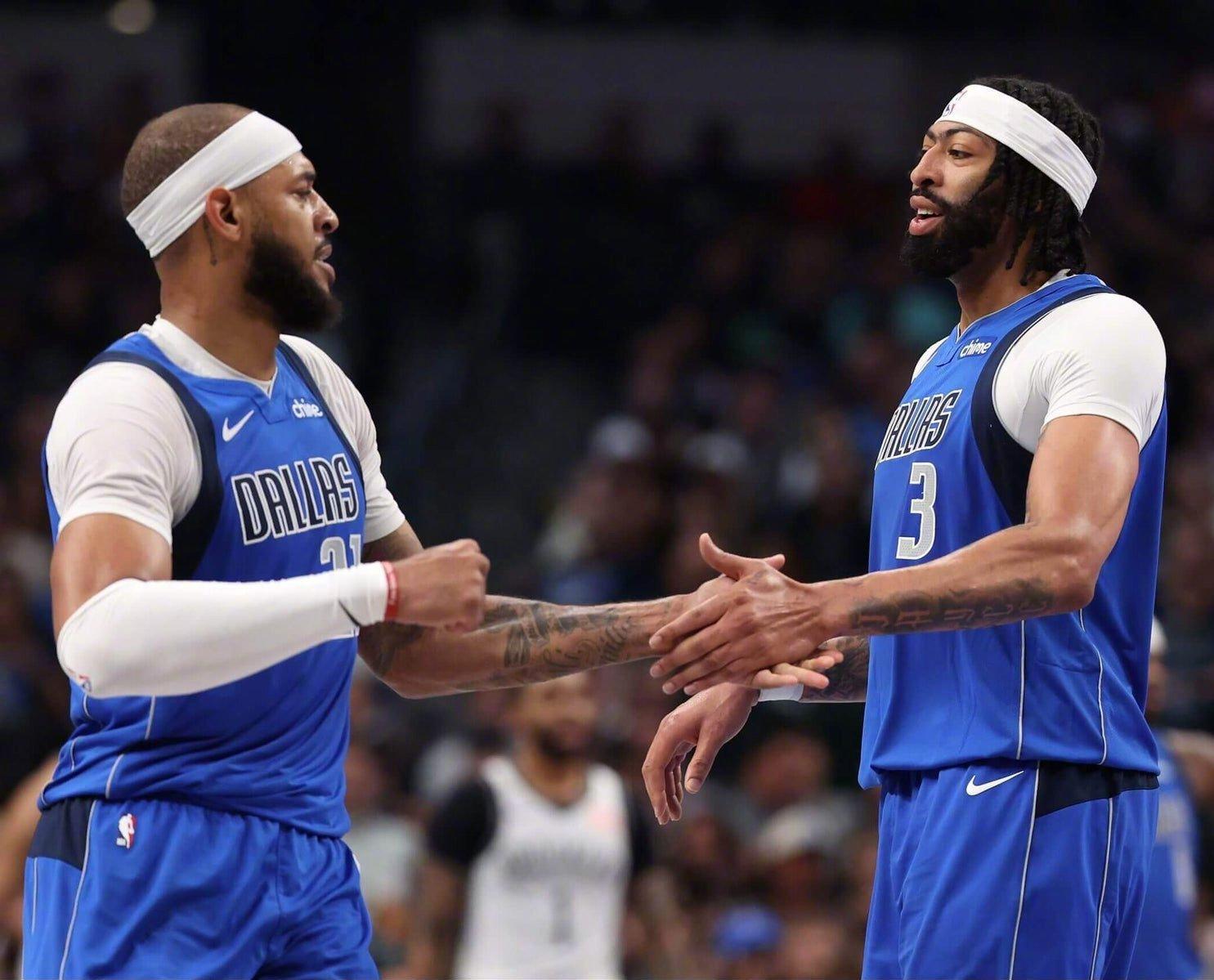 Shams报道，消息人士称，独行侠￼队愿意探索交易浓眉、加福德￼、克莱￼和拉塞尔