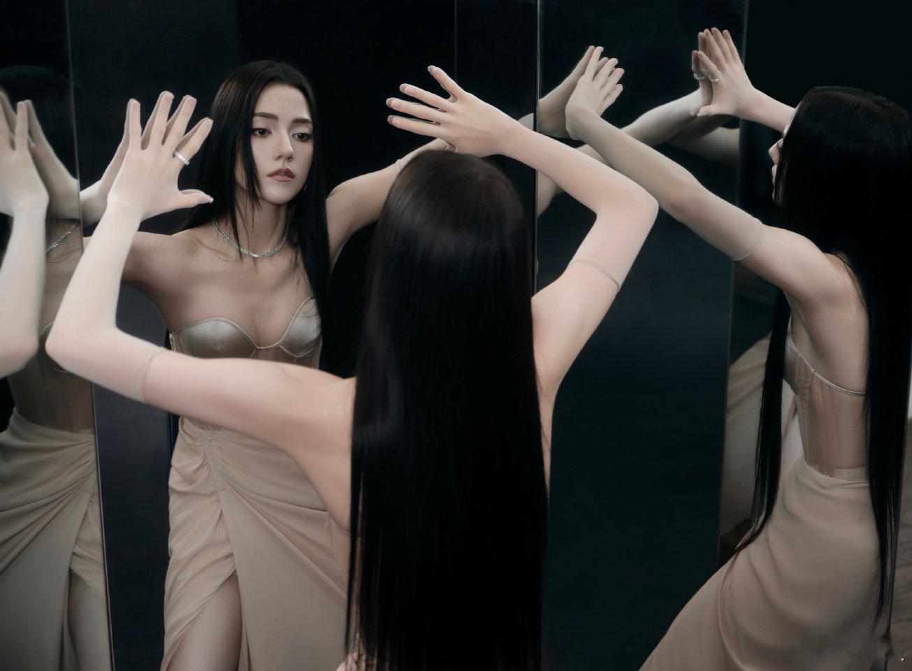 娜然裸色抹胸娜然ELLE红毯美到心巴上！一袭裸色抹胸裙勾勒曼妙身姿，黑长直配优越