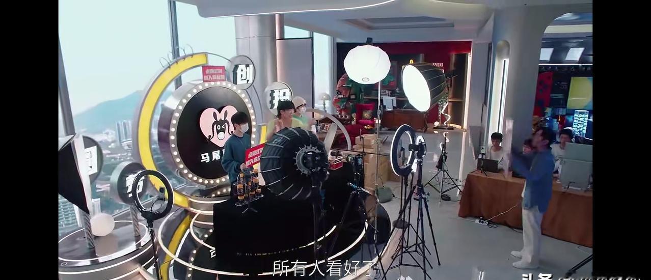 马洋把镜头对准那盒假面膜，咔哒撕开铝袋，精华液滴在玻璃台像脓。
“家人们，这瓶成