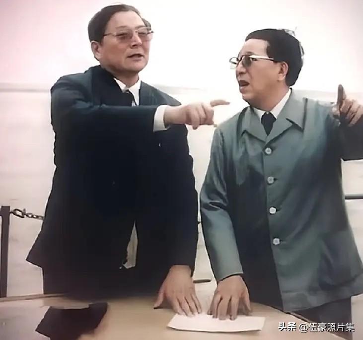 上世纪八十年代，第十五军两位首长秦基伟将军（左）与向守志将军的合影，两人在战争岁