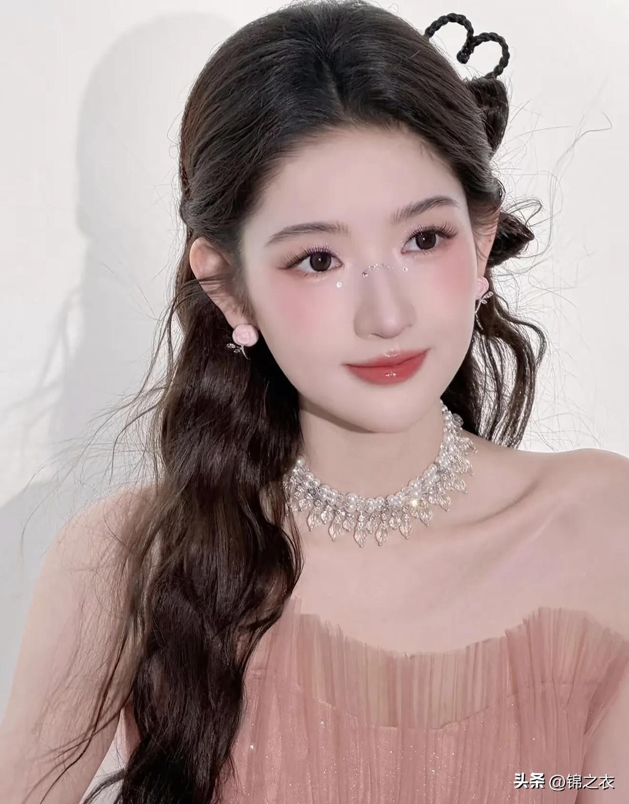 我以前对王玉雯无感，可能是因为她接的戏大多数是哭悲的那种，后来发现她在综艺里真的