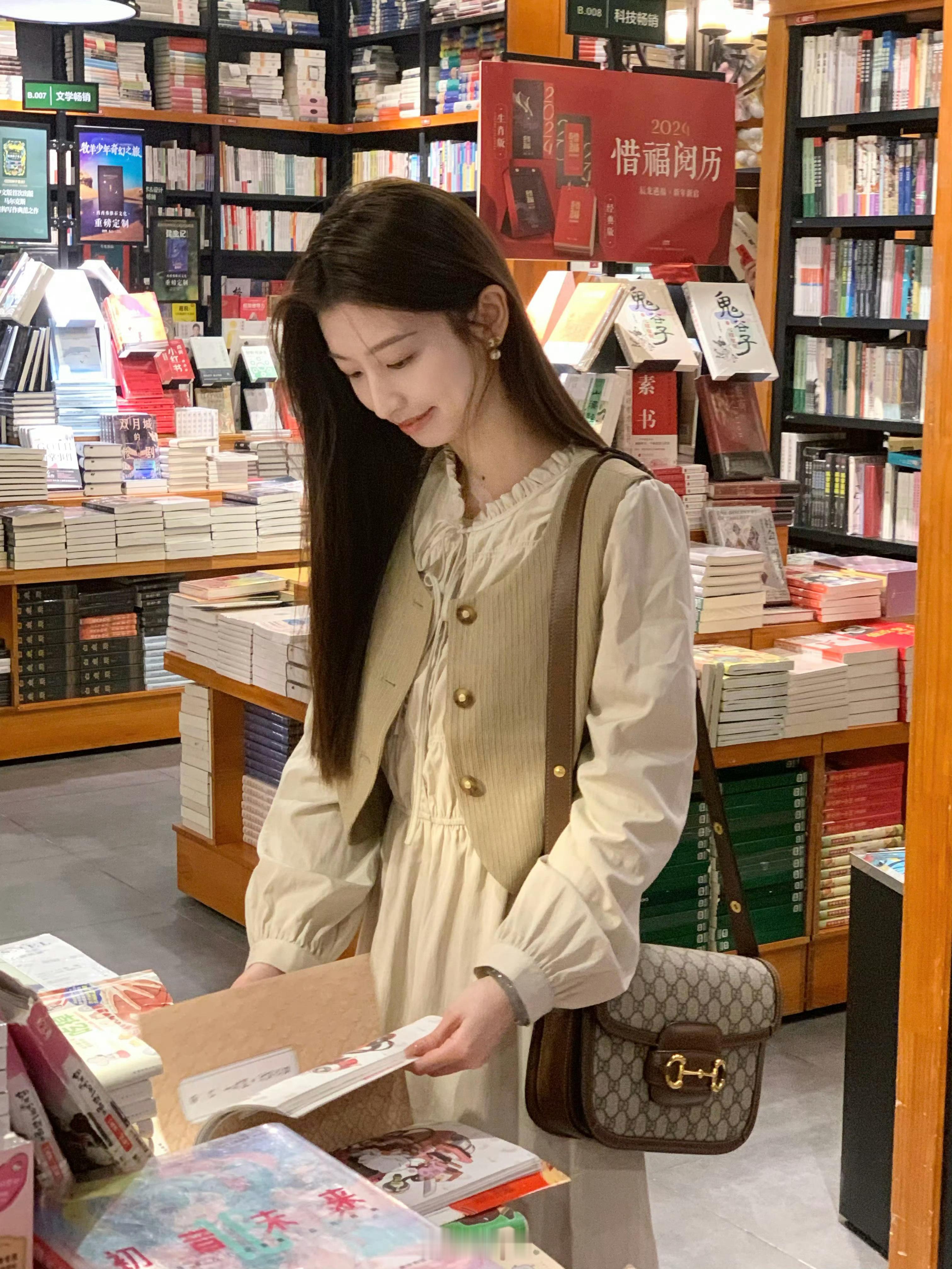 图书馆里看书的女孩 ​​​