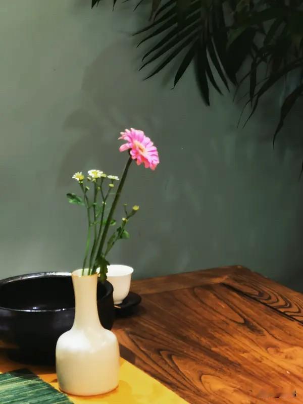 人生减法，自在清欢

尘世漫漫，我们总在一路追逐，忙着积攒财富，忙着攀附名利，忙