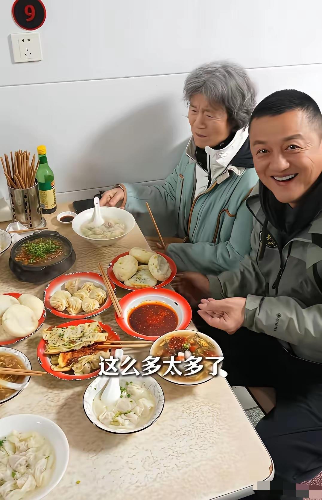 李亚鹏这么大的明星也吃包子混沌，真接地气