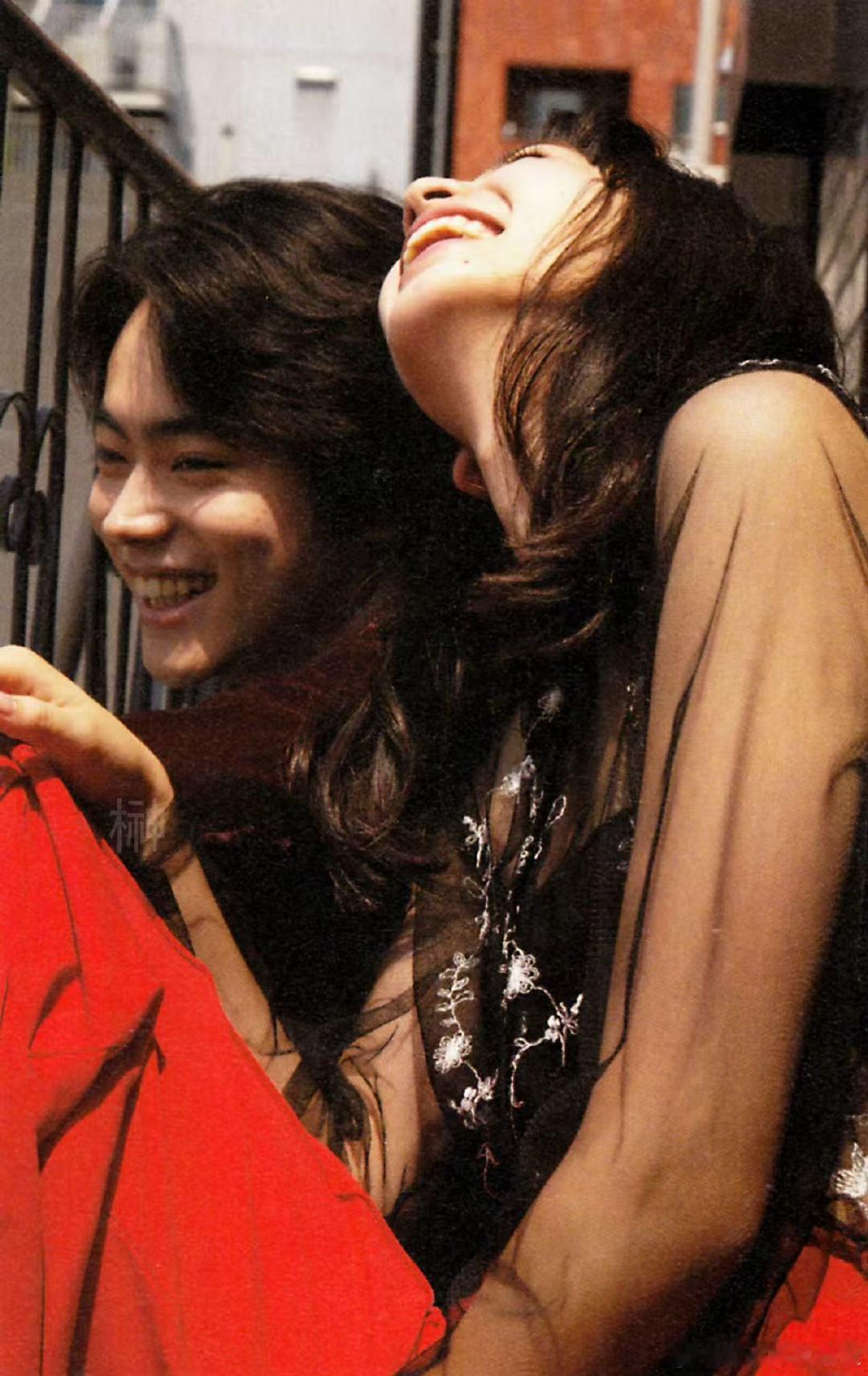 小松菜奈少和菅田将晖亲嘴吧新鲜近照出炉，小松菜奈利落新造型撞脸菅田将晖，氛围感、