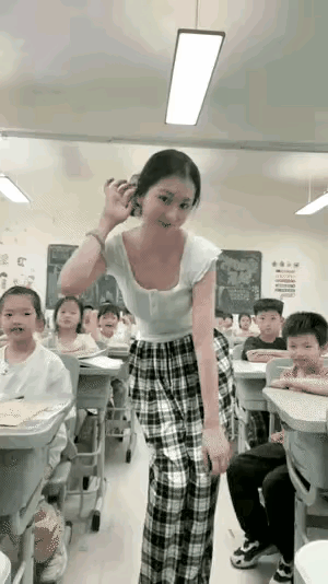 很多人还在傻乎乎的相信原生家庭论，相信父母能教育孩子！
问你一点，你小孩听老师的