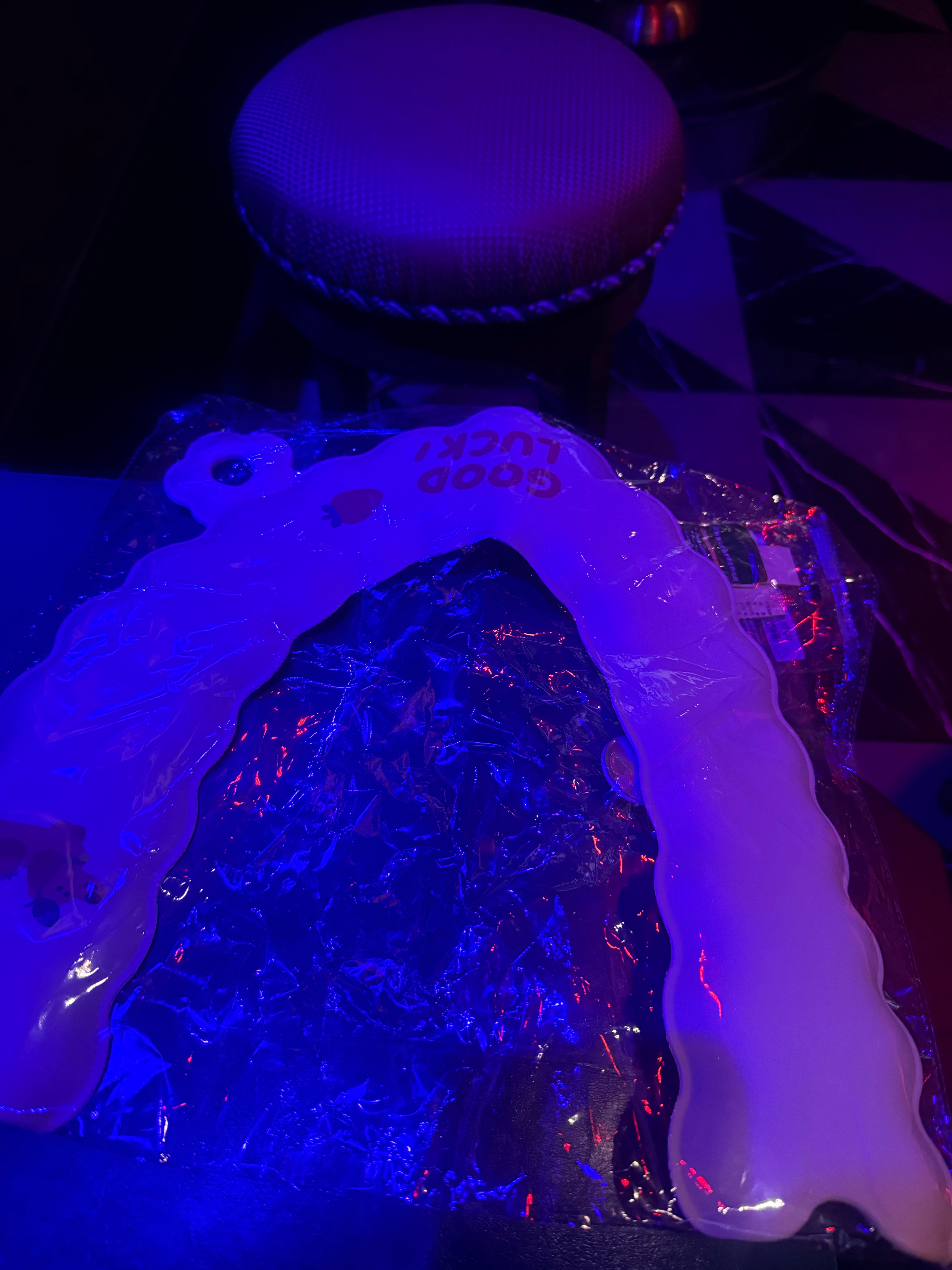 半夜头投资人让我去ktv陪大客户，穿着洞洞鞋随手拿着马桶垫就来了。。。我就这样工