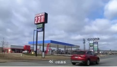 美国资本家处处压榨彩民。近日，美国一彩民中奖超18亿美元彩票，但是如果选择一次性