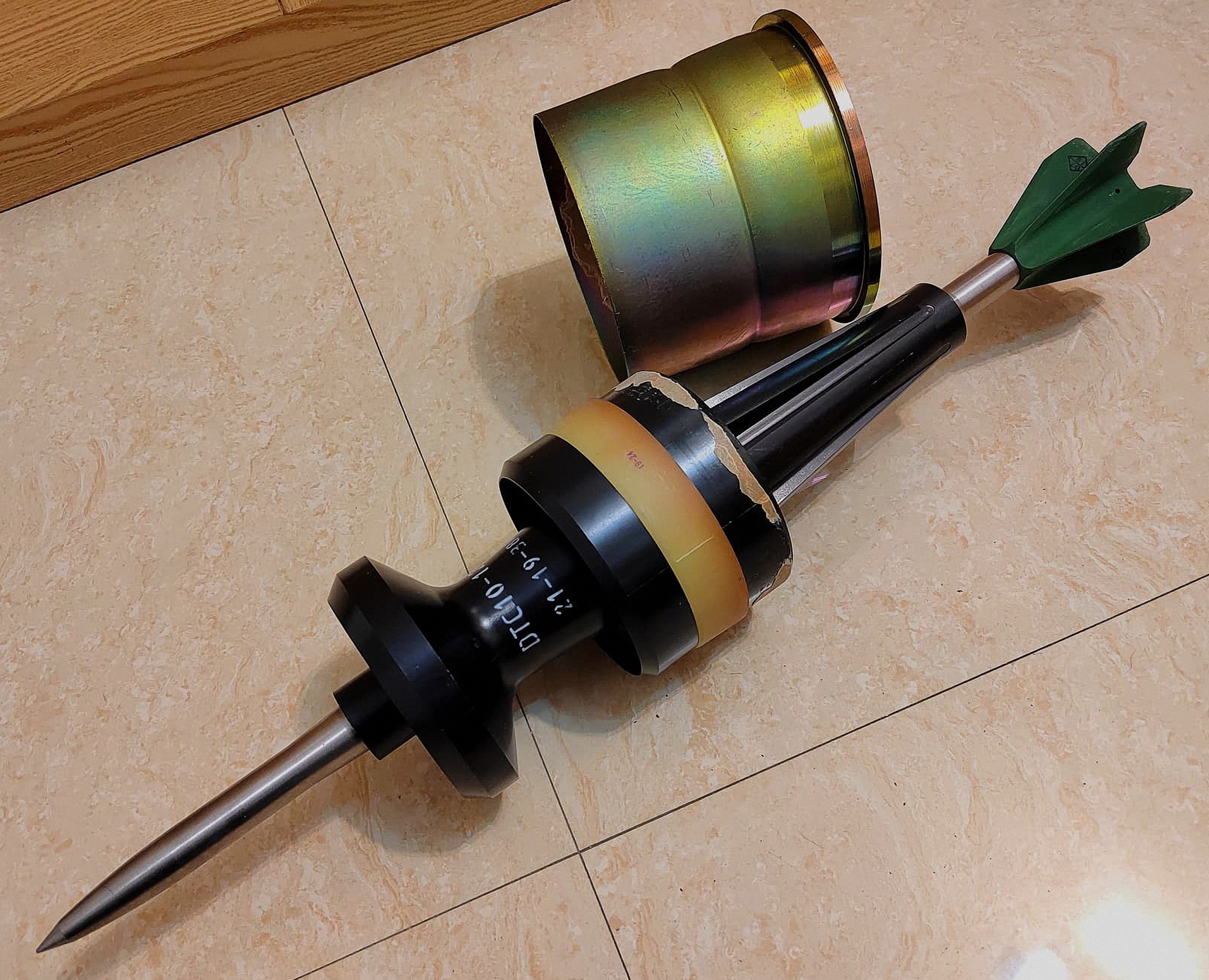 高分辨率图像 DM33穿甲弹，半可燃药筒，由硝化纤维素和纸纤维制成 