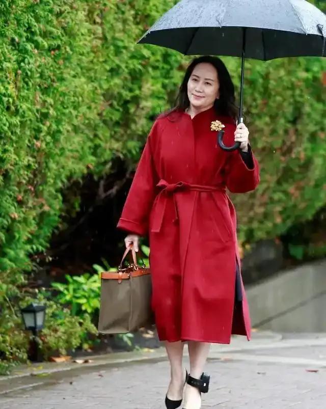 孟晚舟，
当她由企业家变成民族斗士的时候，无疑是最高光的时刻。