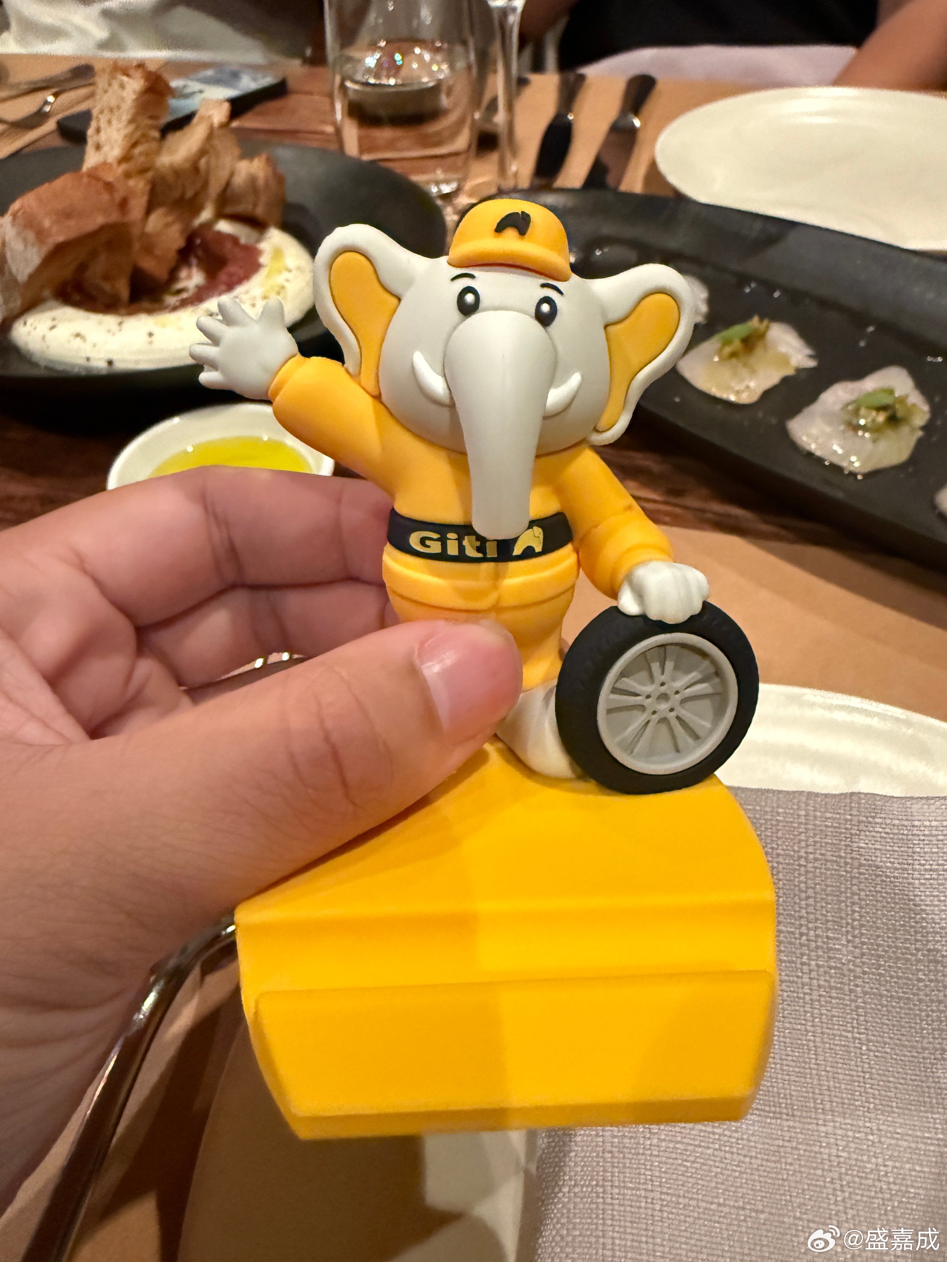 不是，我记得我买的机票是去上海啊，怎么路边还是德国车牌？[费解][费解][费解]