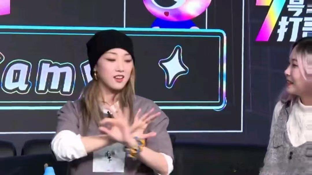 Yamy现场cos鸡排主理人Yamy扫楼直播好多梗 谁懂啊！蹲直播时突然被她的鸡