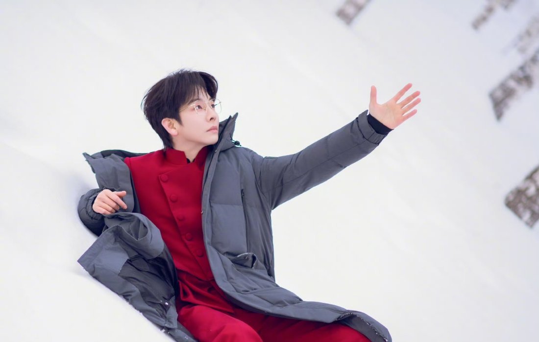 胡夏雪山上有只超级萌的小红狐！！！这样的话羽绒服起到一个什么作用