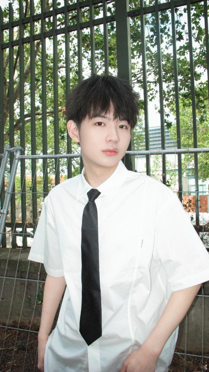 九尾今天正太来的九尾巴黎限定新风格上线！白衬衫配黑领带，清爽少年感扑面而来，妥妥