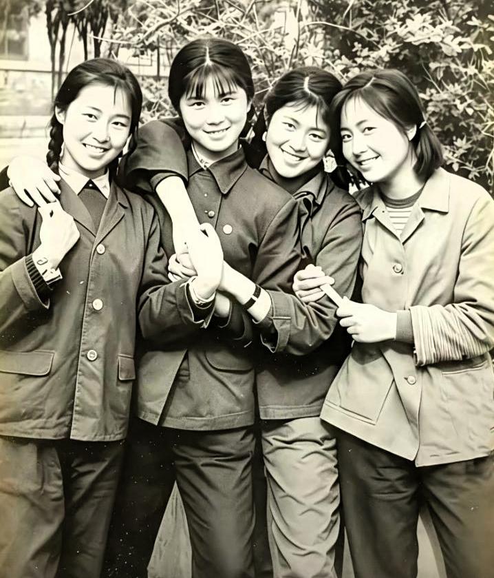 这张老照片里的四朵金花，其中一位就是倪萍，我盯了好久都没认出来，你能看出来是谁吗