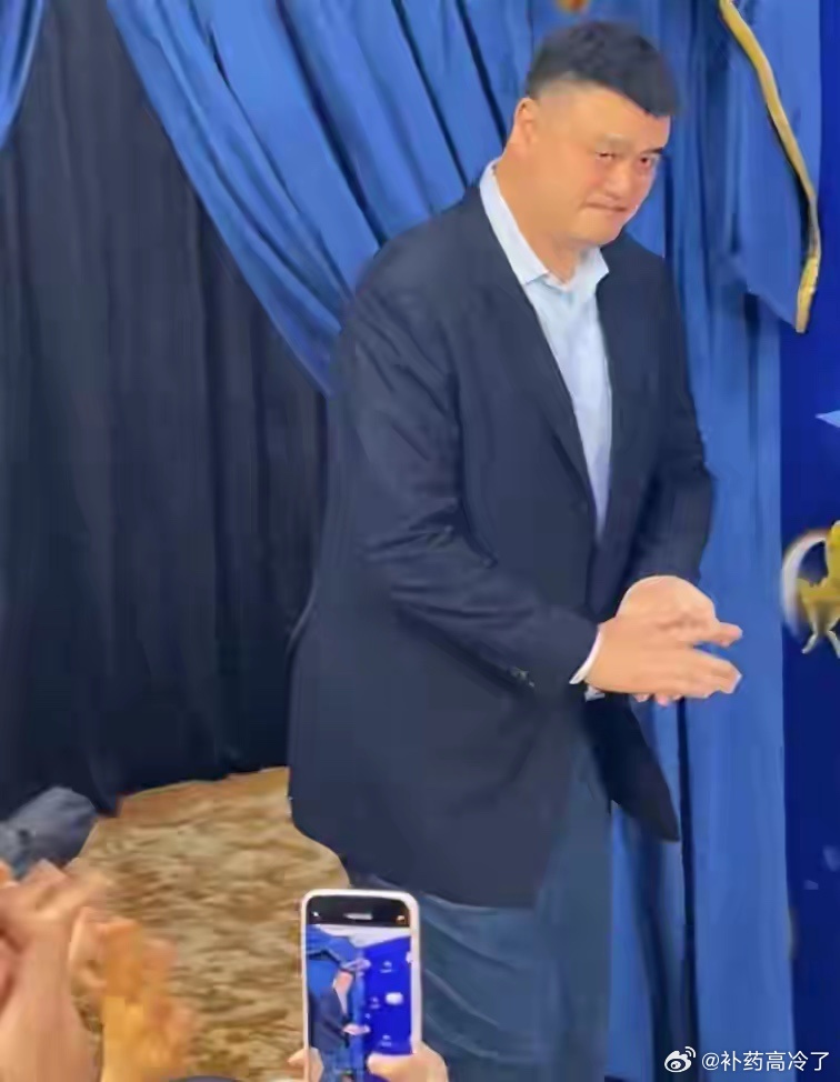 退役14年后，45岁的姚明近况曝光，面相变了，走路姿势奇怪引争议！ 