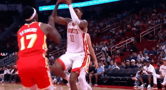 炸裂！小史密斯突破起飞单臂隔扣，个人3中3已得到8分

10月07日讯 NBA季