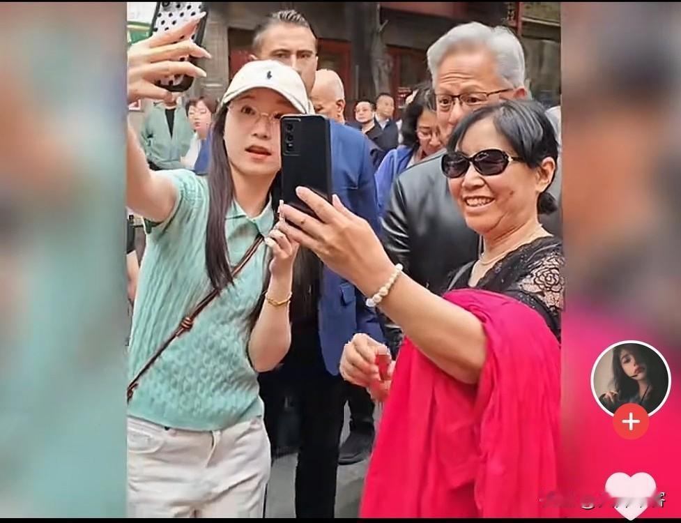 我们对网红是不是太网开一面了？
看看黄仁勋，一个人在北京街上溜达，没有保镖、没有