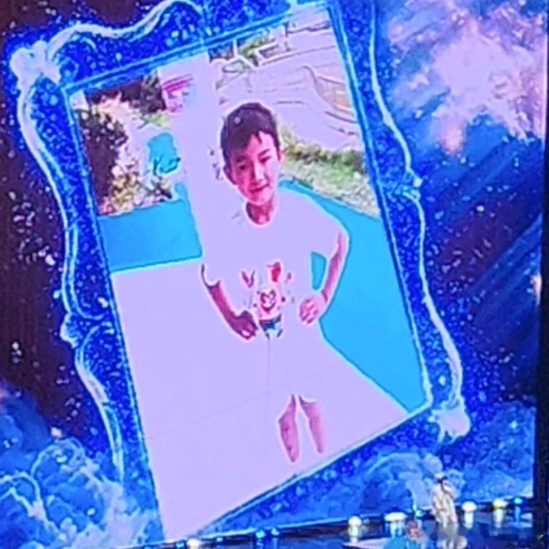 我哭的好难受😭😭😭都是小婴儿照😭张极05后第一男歌手 ​​​