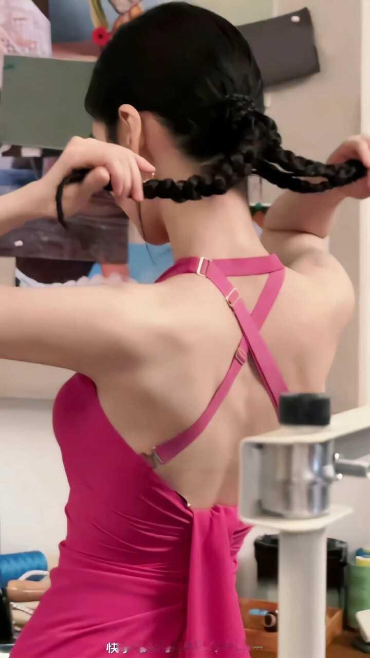 angelababy angelababy 人群自动退成布景，像被风吹散的铅笔画