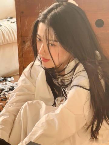 #卢昱晓清冷破碎感# 卢昱晓新照，清冷破碎女主感好绝 ​​​！谁看了不说一句太美