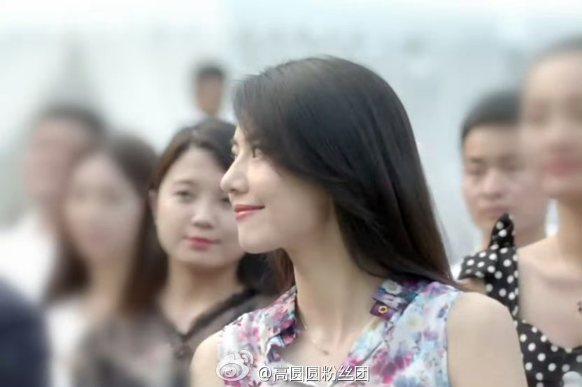 高圆圆 春日氛围感直接拉满！清新碎花无袖上衣温柔又灵动，领口的金属扣细节添了几分