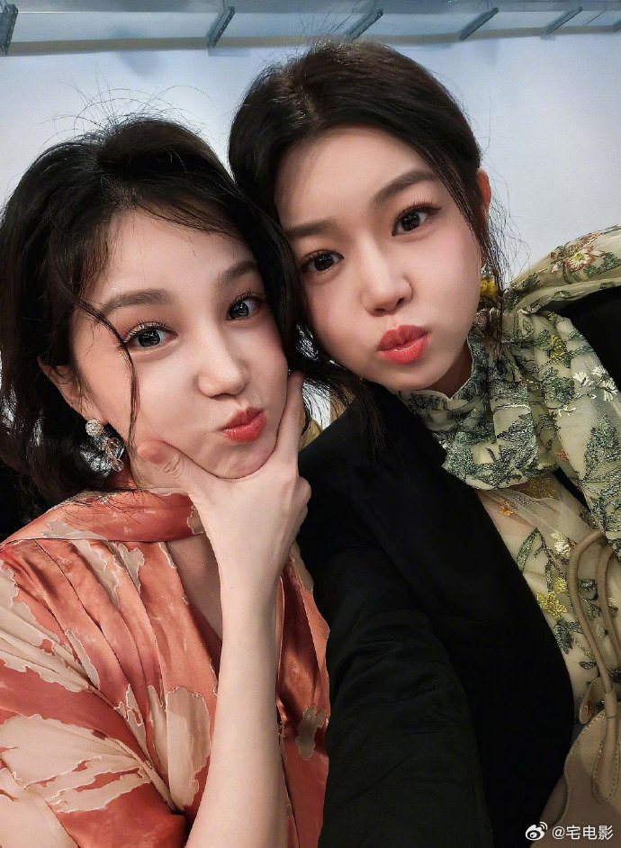 陈妍希晒与陈小纭时装周合照陈妍希陈小纭同框，颜值状态都在线，太美了陈妍希陈小纭合