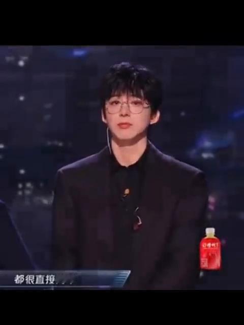 我想表达在舞台的后面，刘宇宁、王琳凯两个宿舍的好哥们一起得这首歌的名字和节奏，都