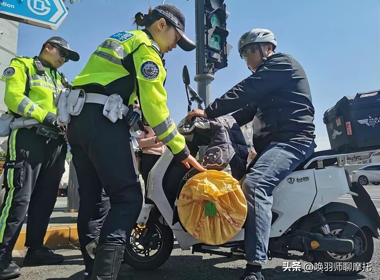 电摩走非机动车道被拦？2026年最全解答：看车牌颜色就知道你走错了

电动自行车
