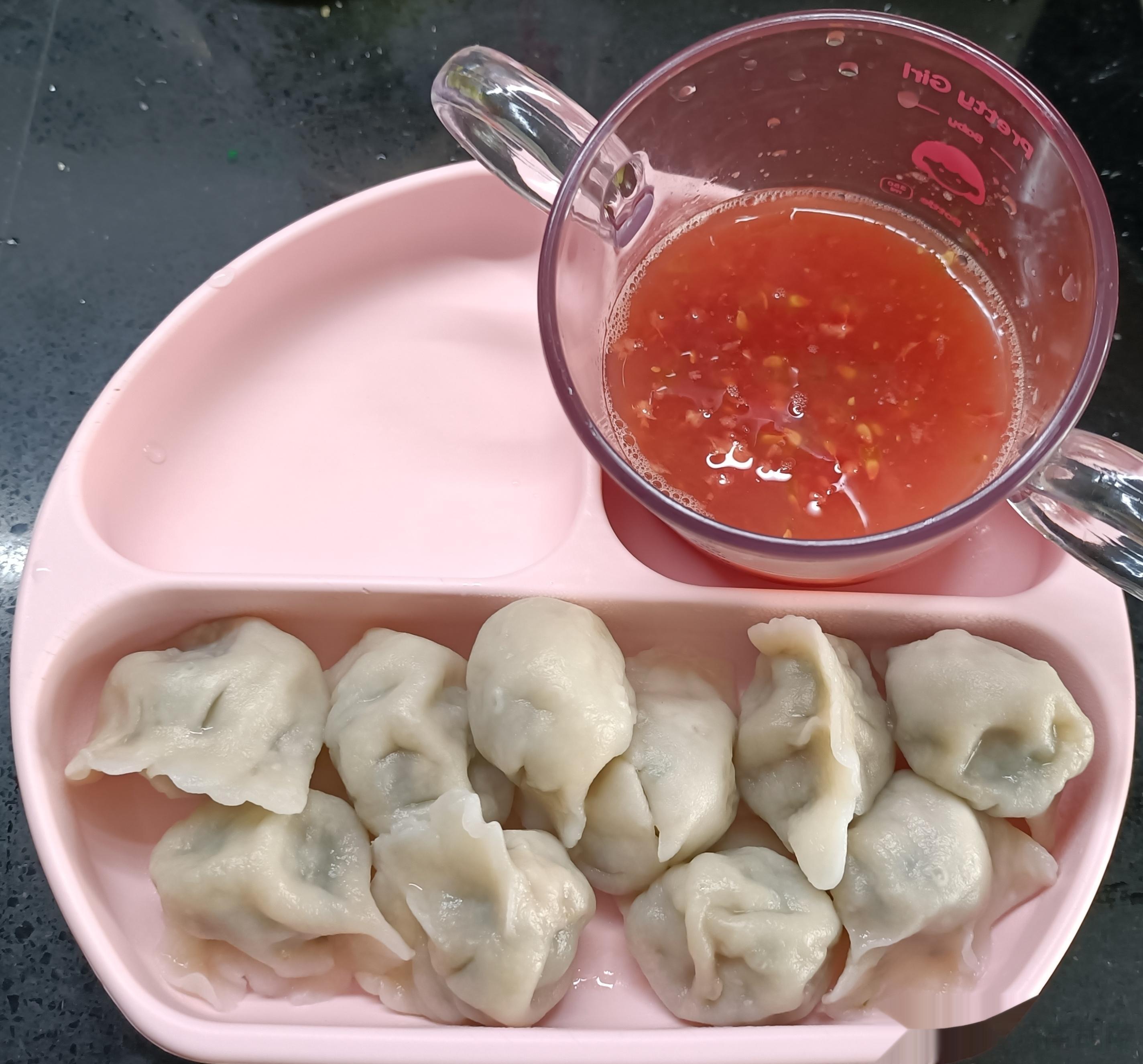 #糖糖的饭饭##科学育儿营养护航# 前天午餐：菜肉水饺，番茄果肉汁；晚餐：馒头面