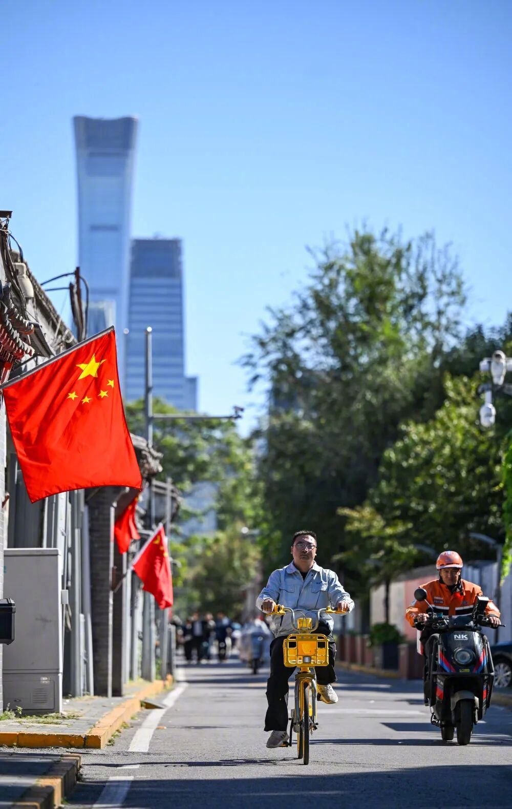 #五星红旗是旅途中最美风景# 【#最美不过中国红#！】金秋华诞，举国同庆。五湖四