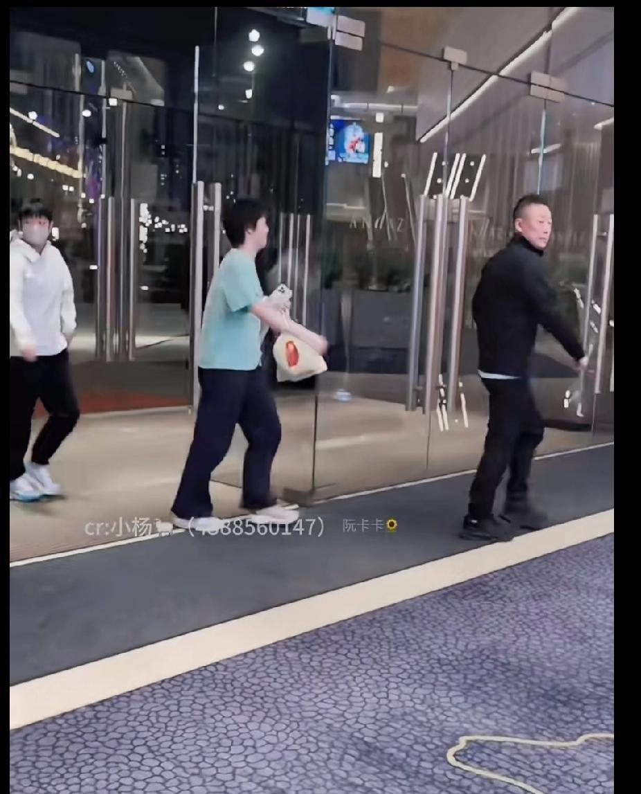 国乒队员们从澳门觅食回来啦～看到莎莎、蒯曼还有马琳指导，莎莎边走边提裤子，像个可