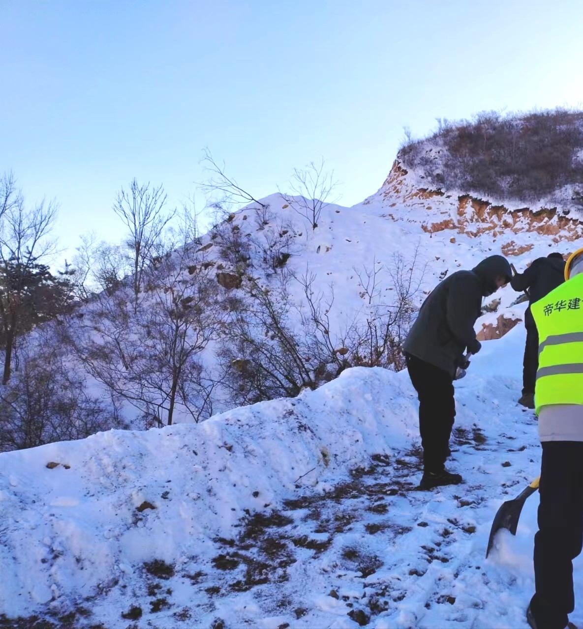 降雪降温天气如何保护心脑血管健康？
降雪降温天，保护心脑血管健康很重要。低温会让