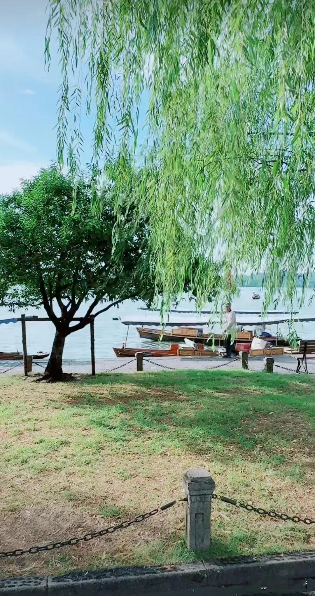 #上联：长堤杨柳绿，诚邀下联#
上联：长堤杨柳绿，
下联:   短凳思绪飞。