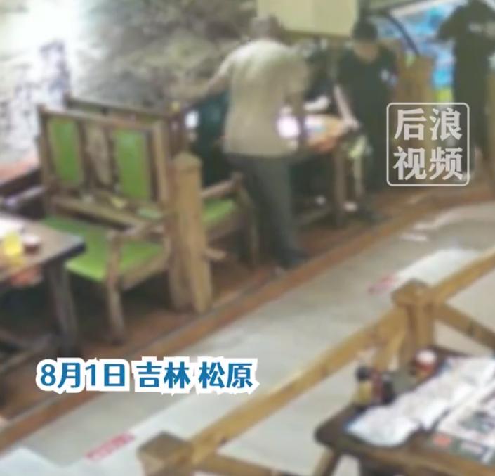【 ，店主：报警后才知是惯犯】8月1日，吉林松原。一大爷凌晨带三个男孩吃烧烤，吃