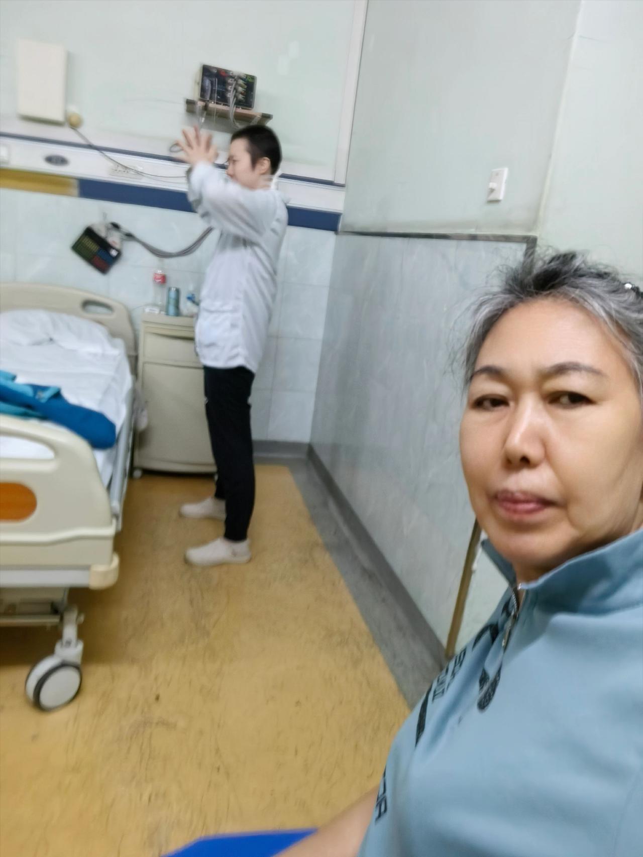 儿媳生病整整一年，大大小小往返北京无数次求医。
孩子还没从幼儿园毕业，妈妈就住进