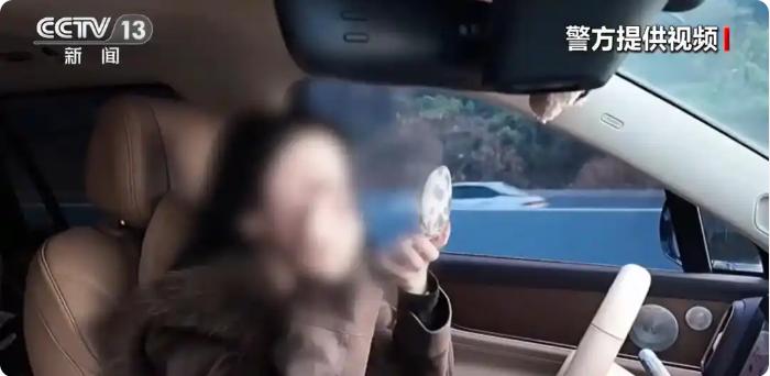 浙江温州一女子高速上开车化妆，双手离开方向盘！在高速行驶中开启辅助驾驶后，她直接
