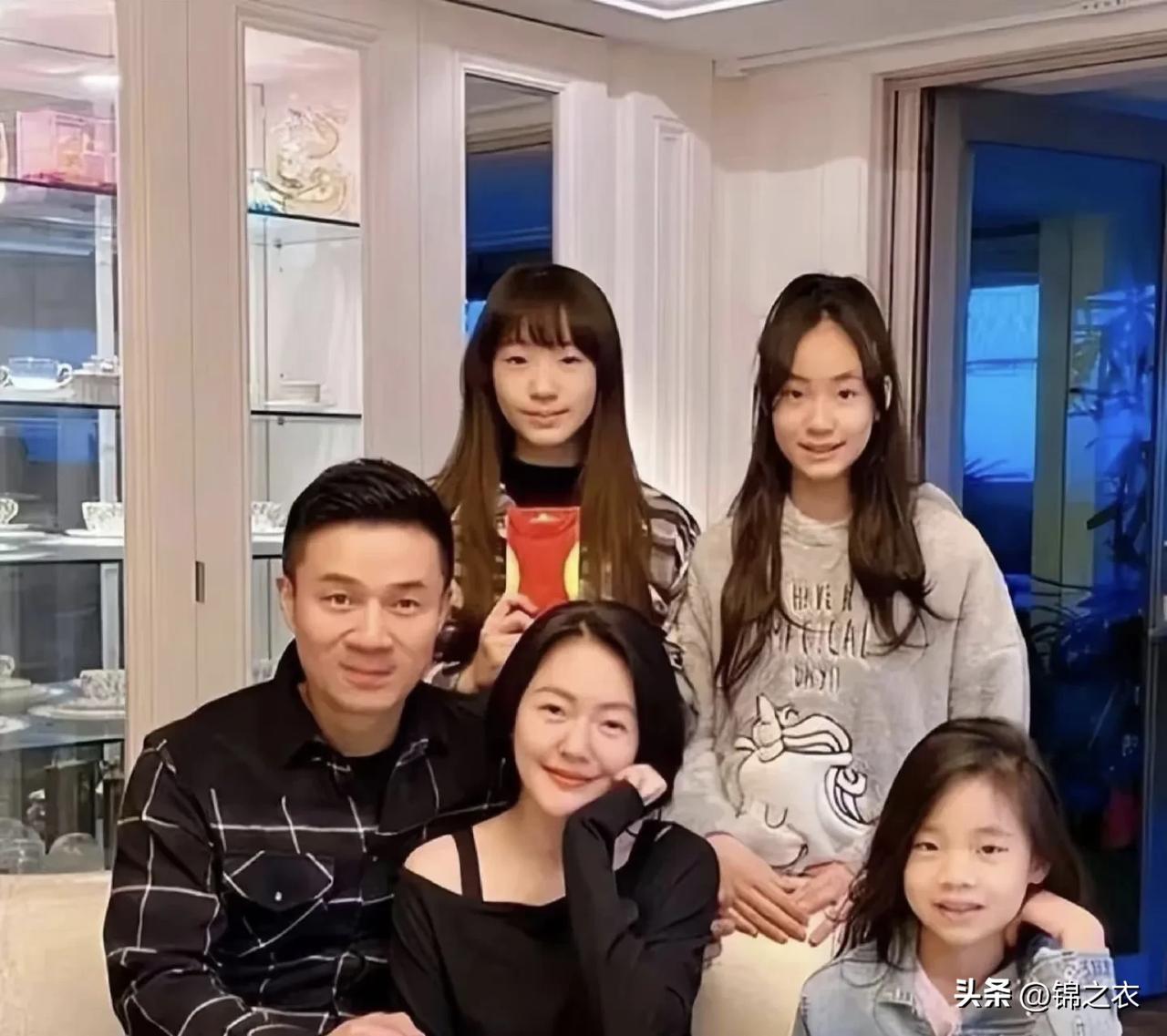 徐熙娣的几个女儿，其实都长得挺好看，但是承受最多爱的好像是老大，因为老大是许俏妞