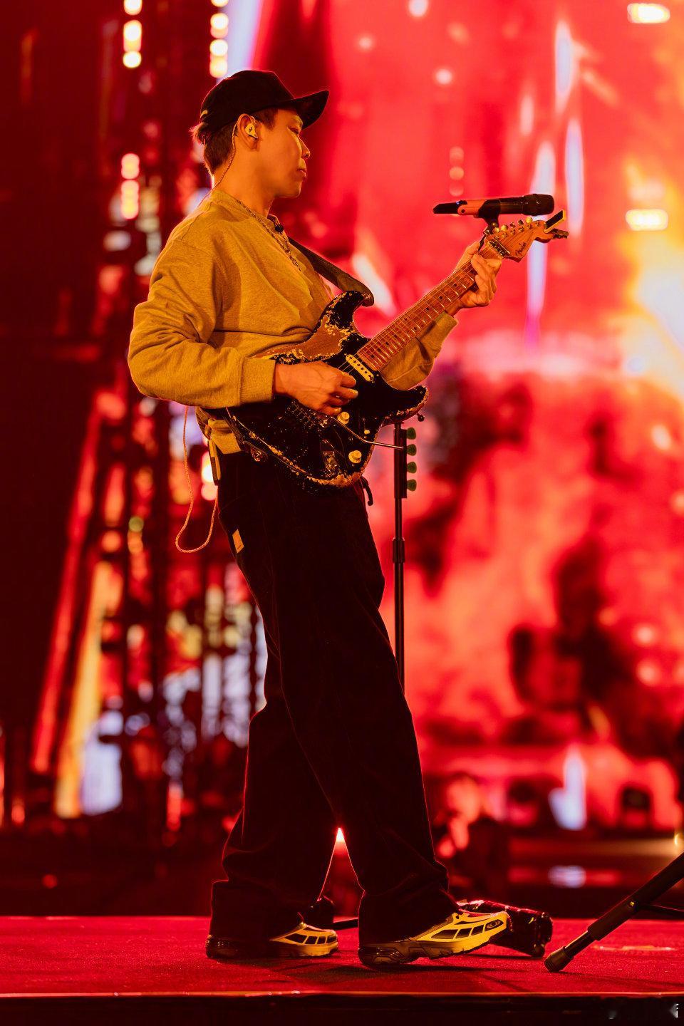 陶喆和天津海棠猫同框了 您的拍花花博主已上线🤳🏻陶喆又双叒来和春日花花同框自