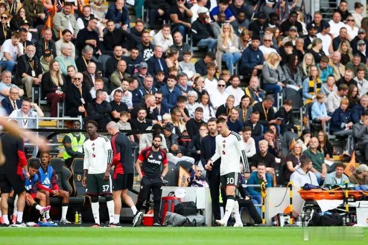英超联赛首轮，曼联客场0-2不敌赫尔城。据统计，英超历史上共有4次在联赛首轮输球