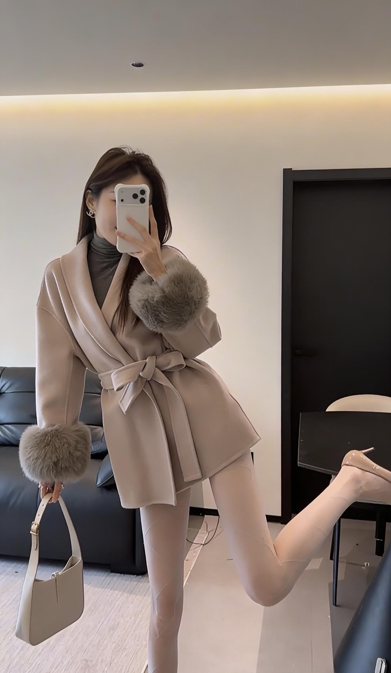 今日穿搭推荐：轻熟优雅风，浅杏色的柔和调调搭配毛饰的轻奢感，既保留了女性的温婉，