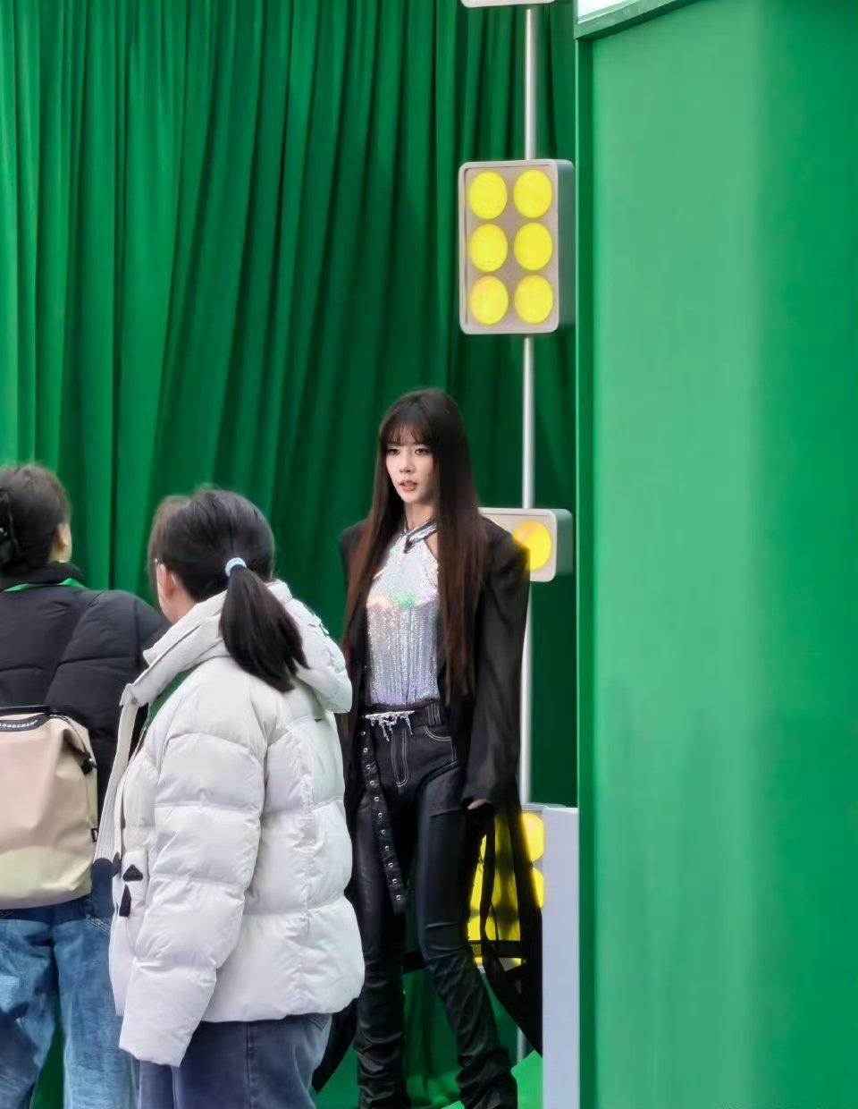 辣妹宋妍霏我笑纳了新造型的冷调妆容是点睛之笔，让整套Y3K搭配更有冲击力。宋妍霏